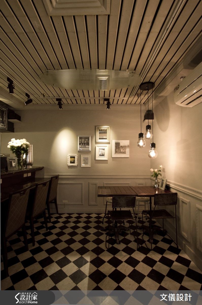 僅有 8 坪的精巧咖啡廳座落在捷運站裡，在龐雜煩亂的